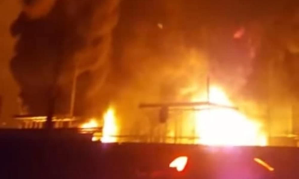 Πόλεμος στην Ουκρανία: Ρωσικός πύραυλος έπληξε δεξαμενή πετρελαίου – Παρανάλωμα οι εγκαταστάσεις